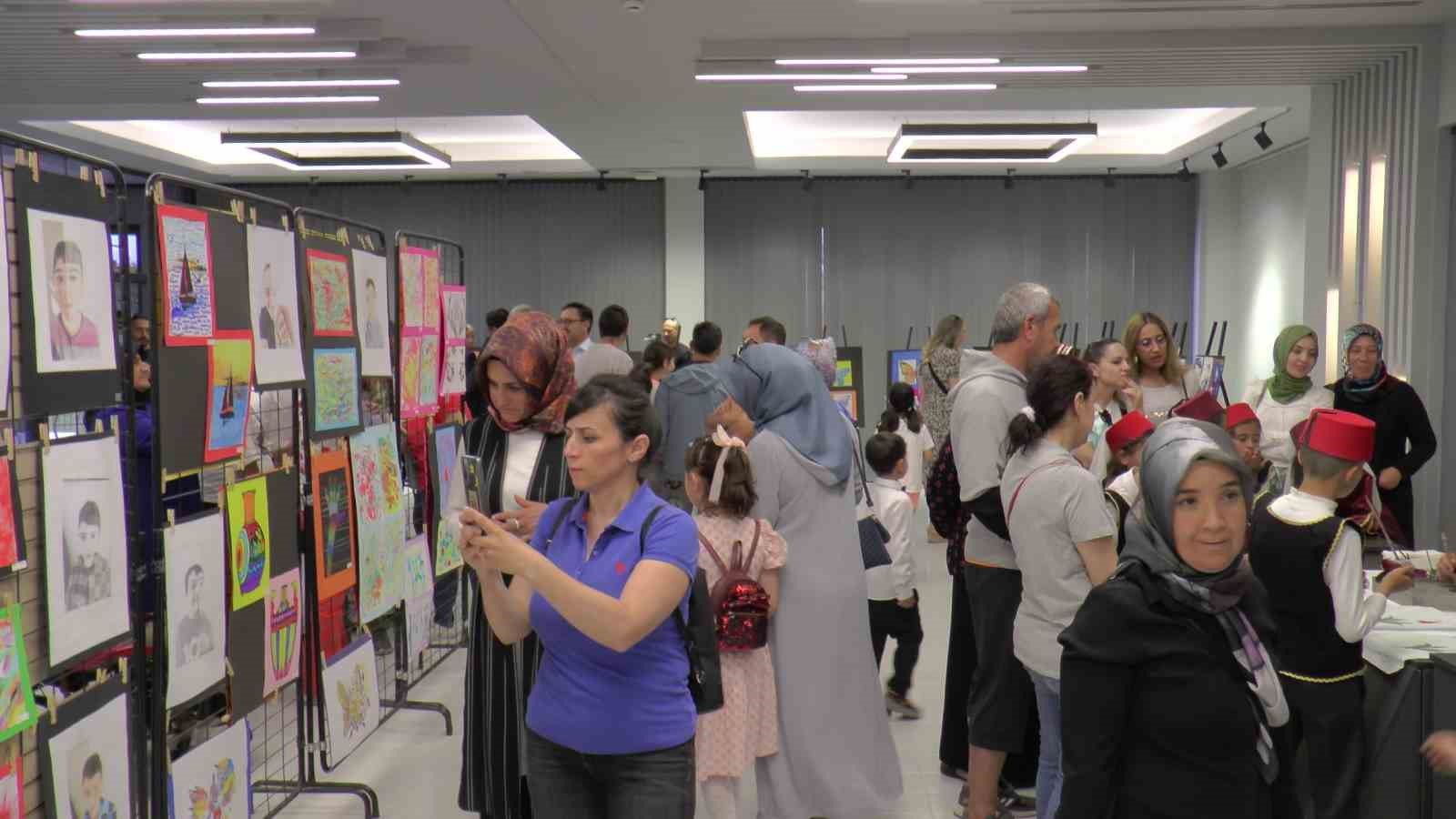 Minikler &lsquo;iyilikle&rsquo; engelleri aştı, &ouml;ğretmenleri g&ouml;zyaşlarını tutamadı
