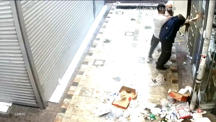 Sokakta kabusu yaşadılar: Biri yola itildi, diğeri merdivenden atıldı
