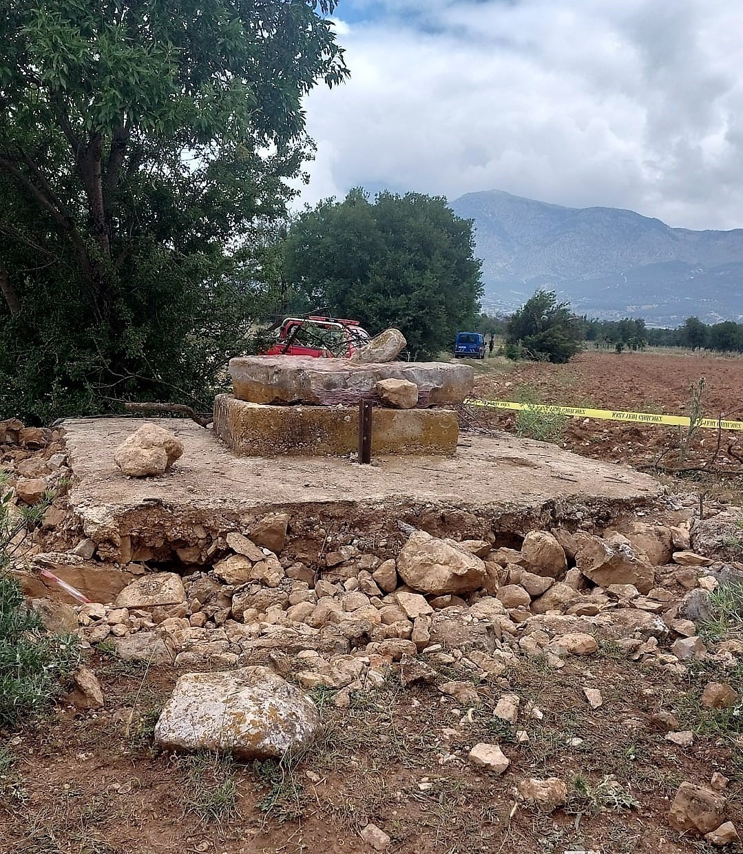 Evladı yakılarak kuyuya atılan anne, karar duruşmasına oğlunun resmi basılı tişörtle geldi