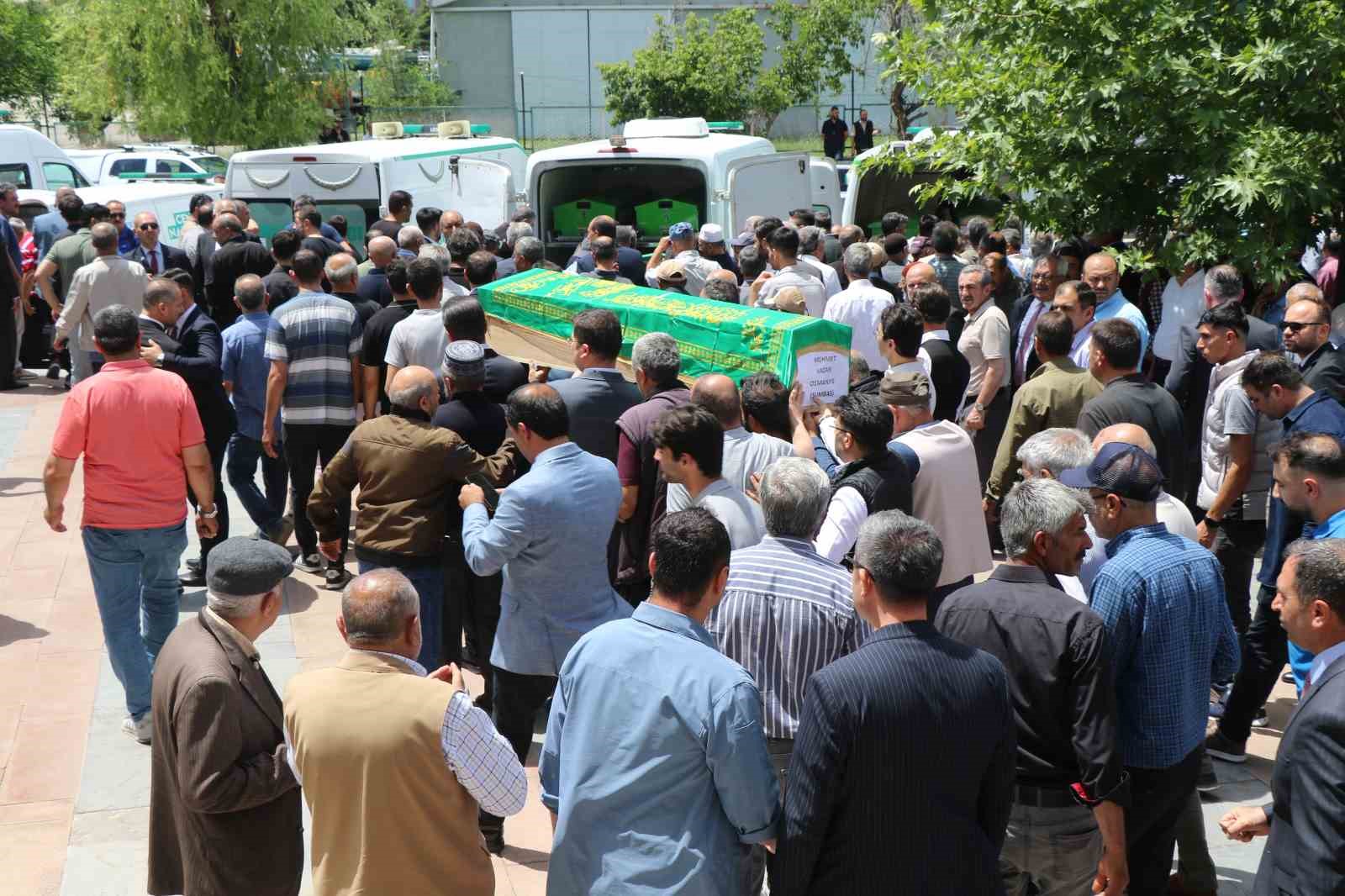 İli&ccedil;&rsquo;teki madende toprak altından &ccedil;ıkarılan 5 iş&ccedil;i son yolculuklarına uğurlandı
