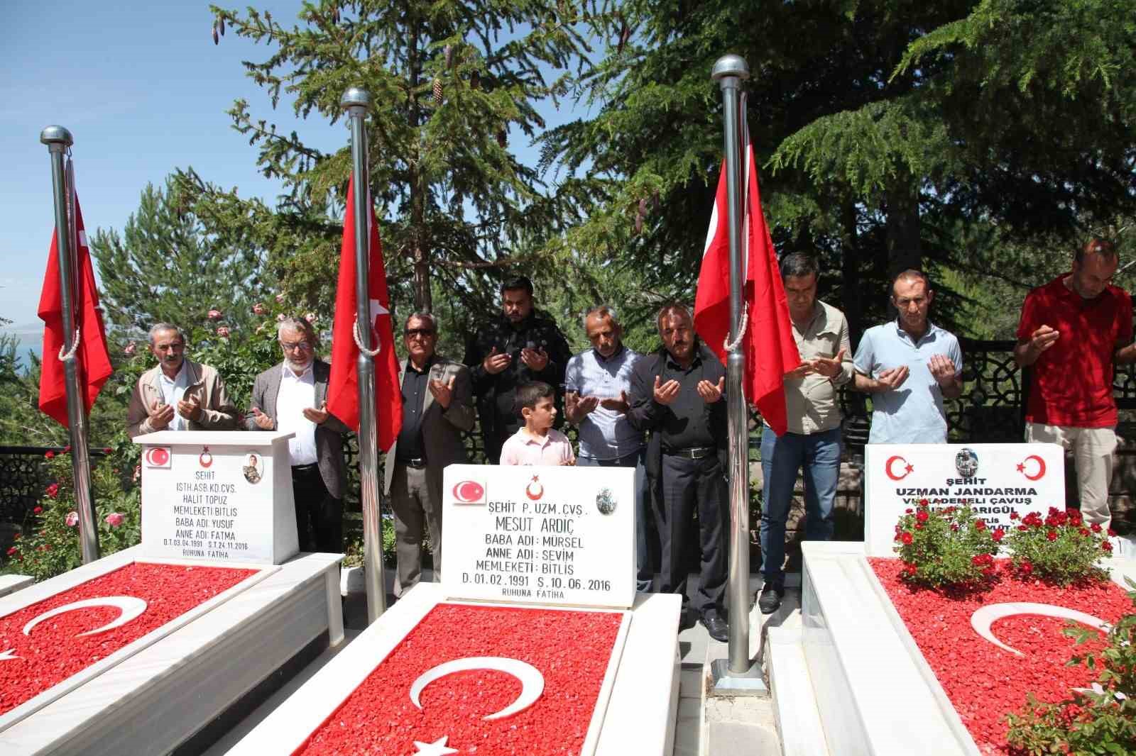 Ahlatlı Şehit Mesut Ardı&ccedil; kabri başında anıldı
