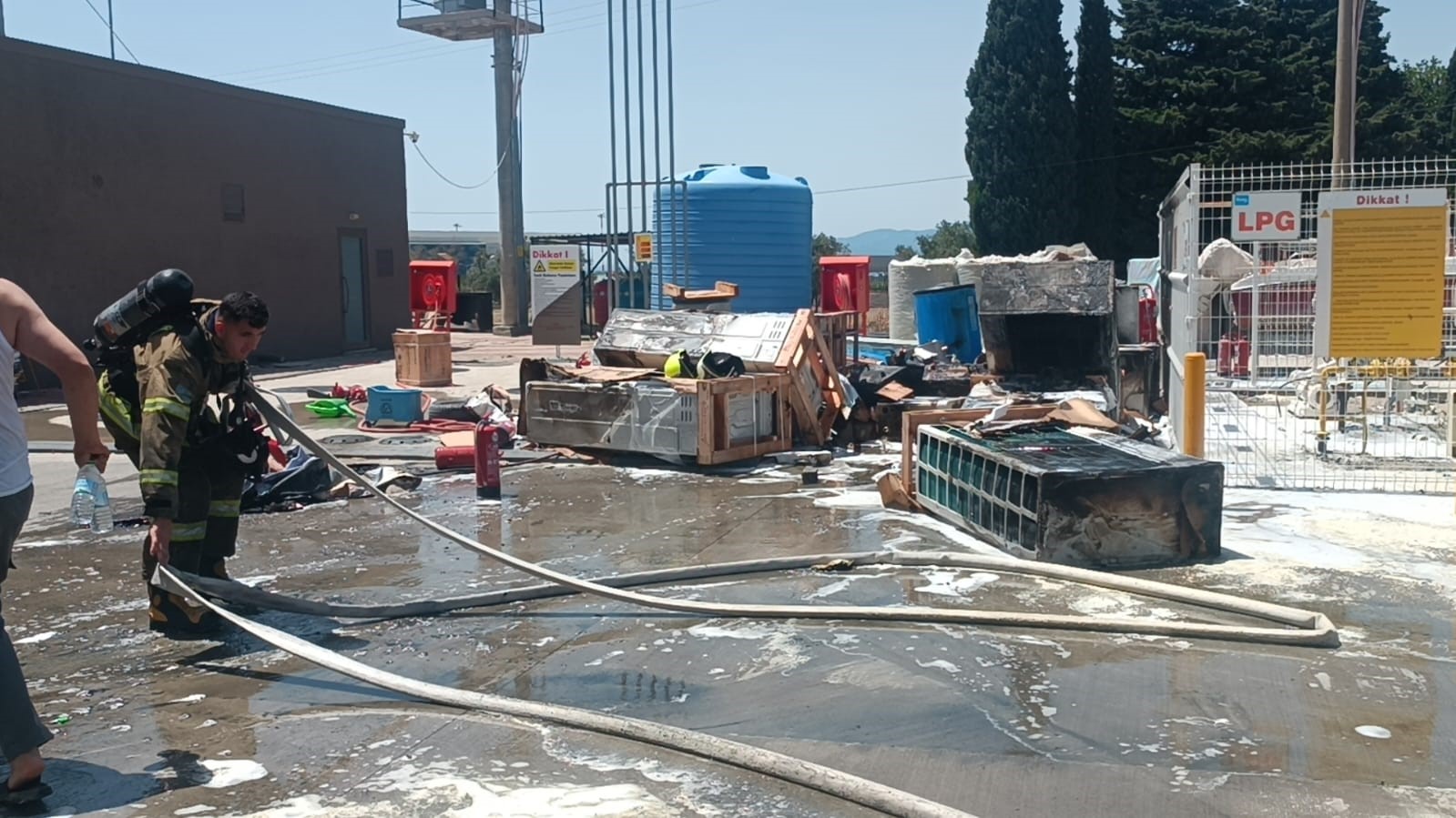 Tadilat halindeki benzinlikte &ccedil;ıkan yangın korkuttu
