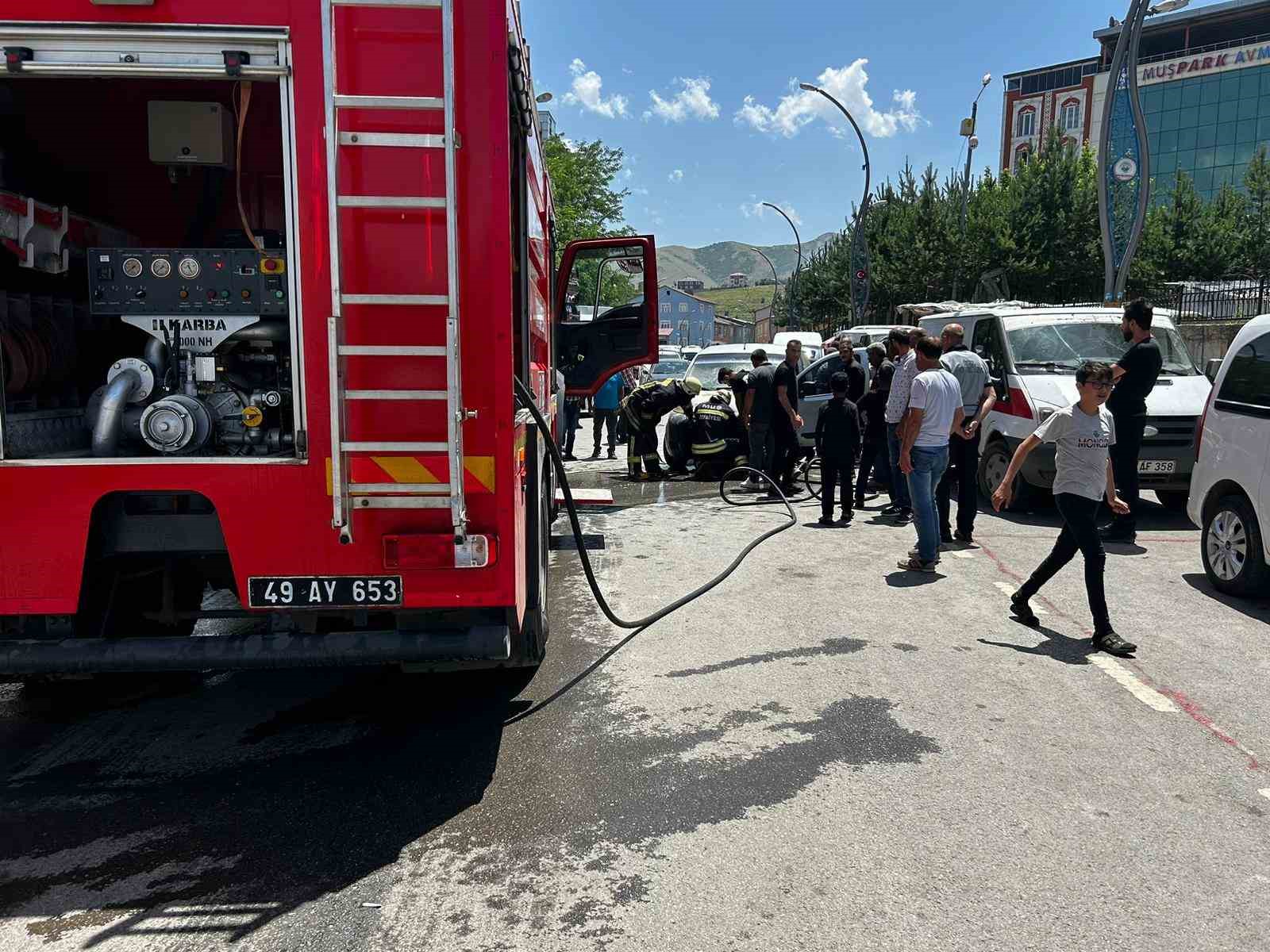 Muş’ta park halindeki araçta yangın çıktı