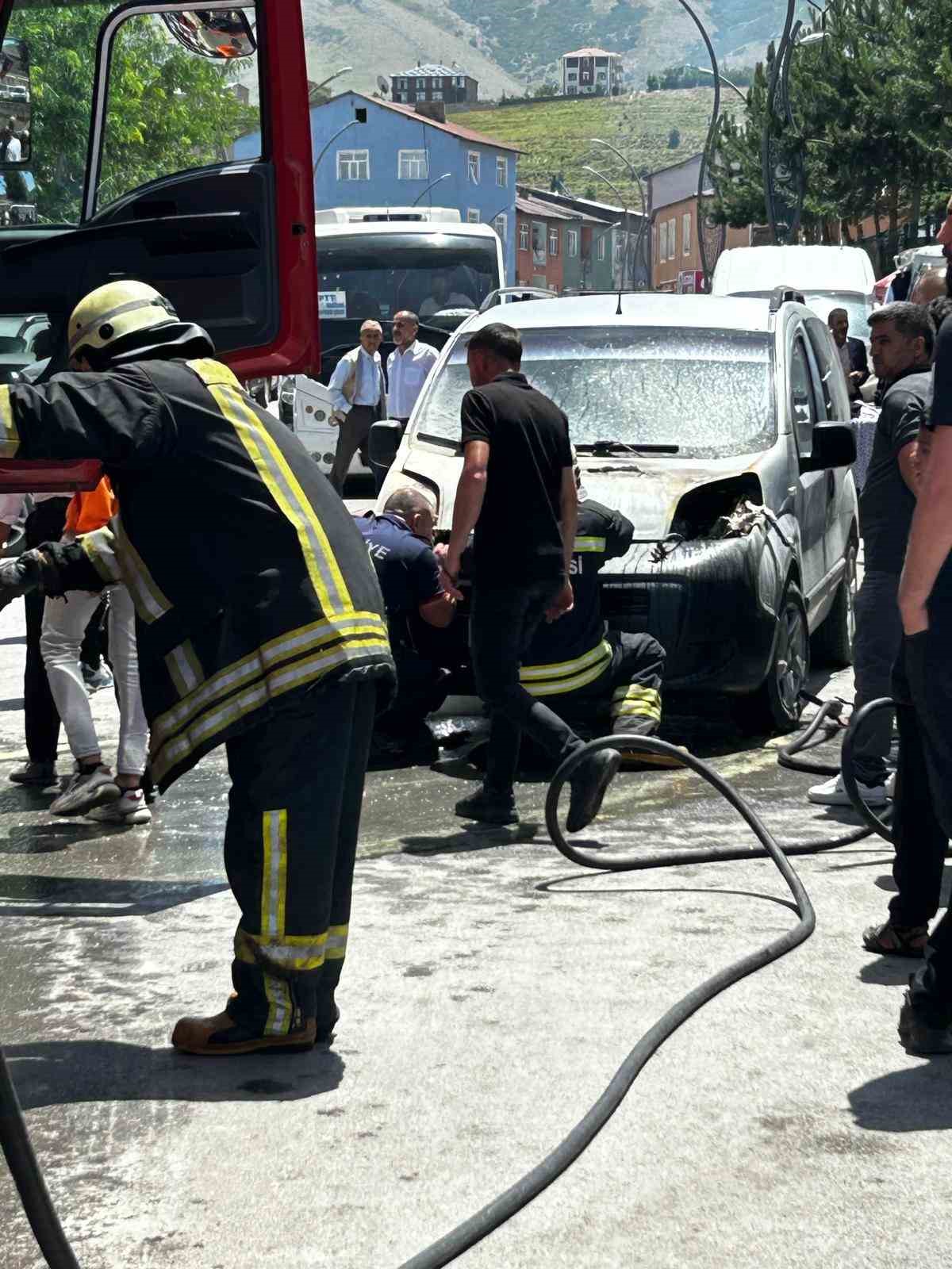 Muş’ta park halindeki araçta yangın çıktı
