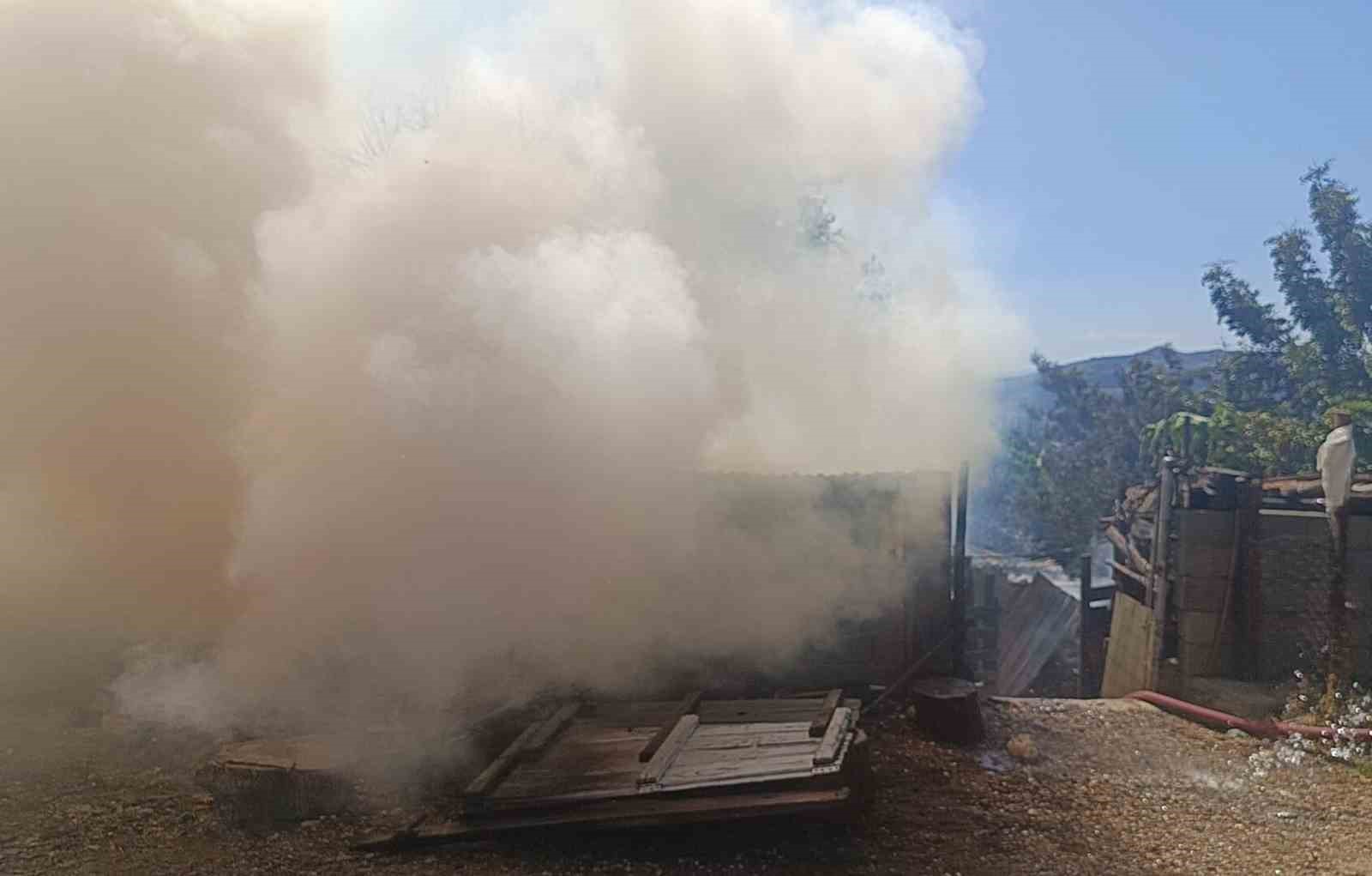 Kozan&rsquo;da &ccedil;ıkan yangında 1 kişi hastaneye kaldırıldı, 20 k&uuml;&ccedil;&uuml;kbaş hayvan son anda kurtuldu

