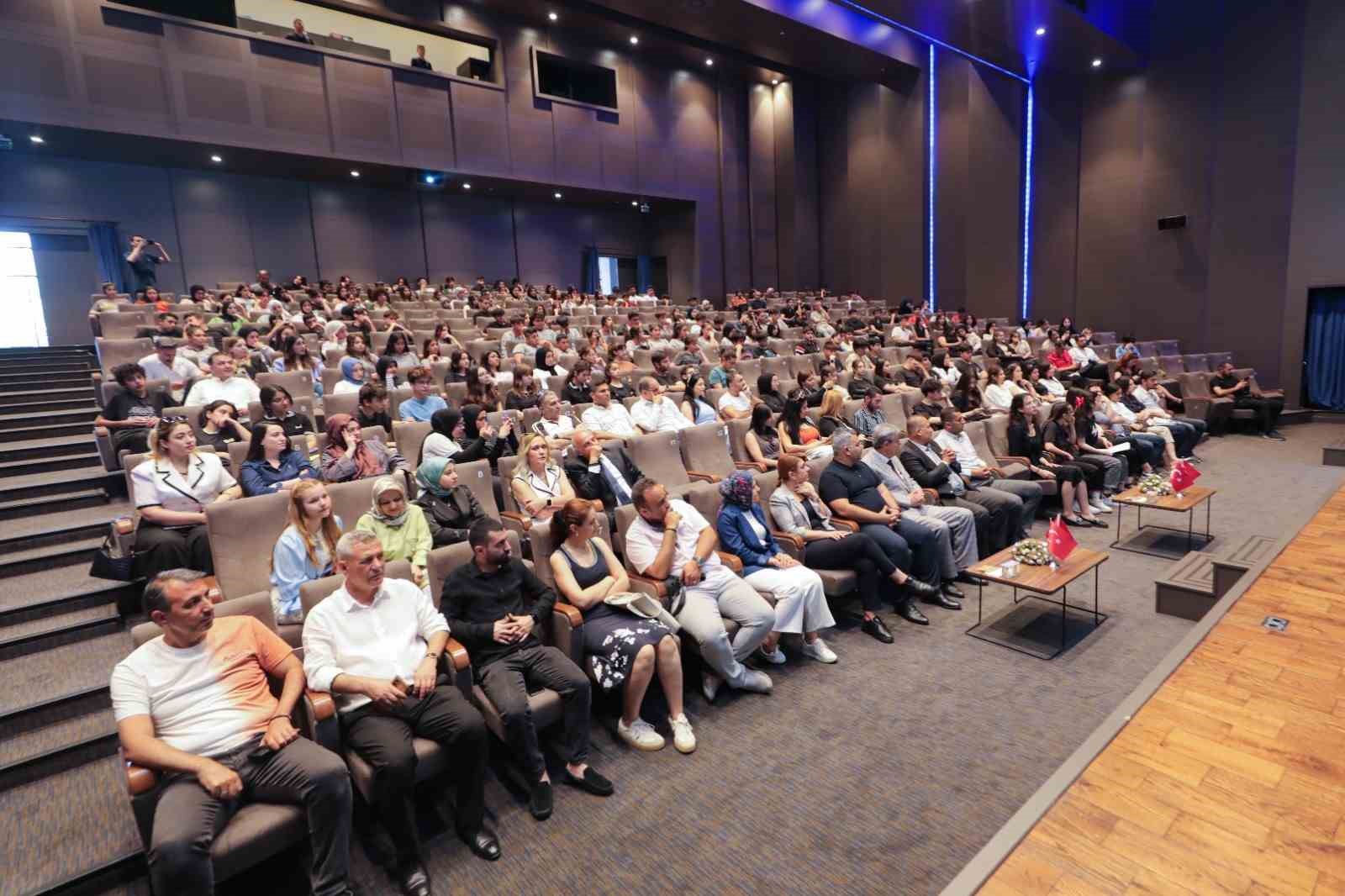 “Atatürk ve Gençlik” konulu yarışmaların kazananları ödüllendirildi