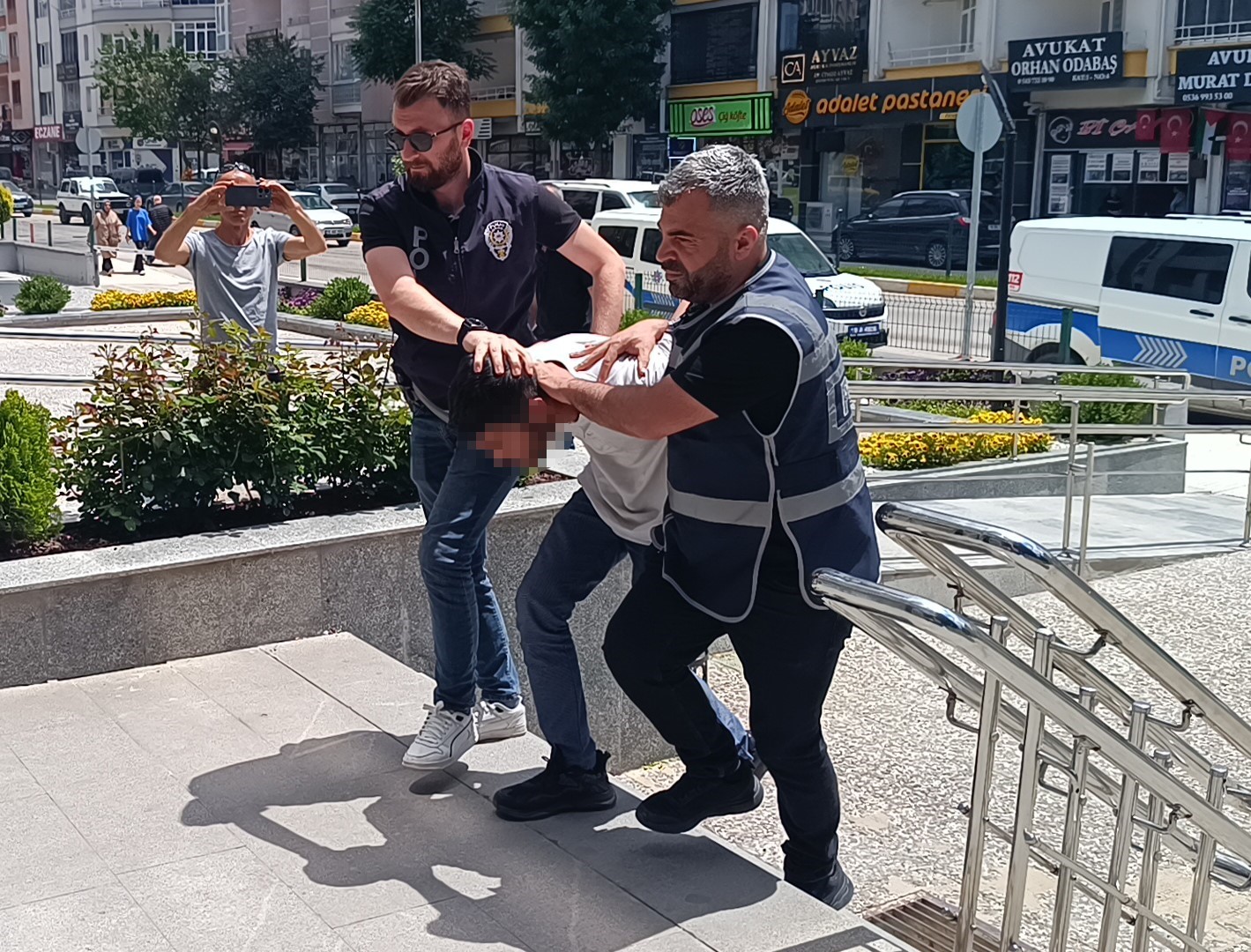 Okul müdürü ve hizmetliyi darp eden şahıs serbest bırakıldı