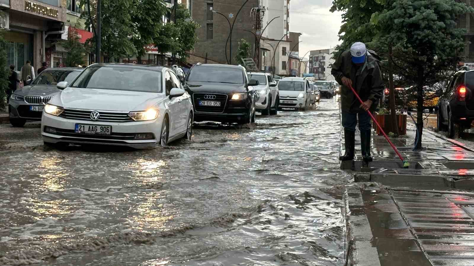 Y&uuml;ksekova&rsquo;da yollar g&ouml;le d&ouml;nd&uuml;
