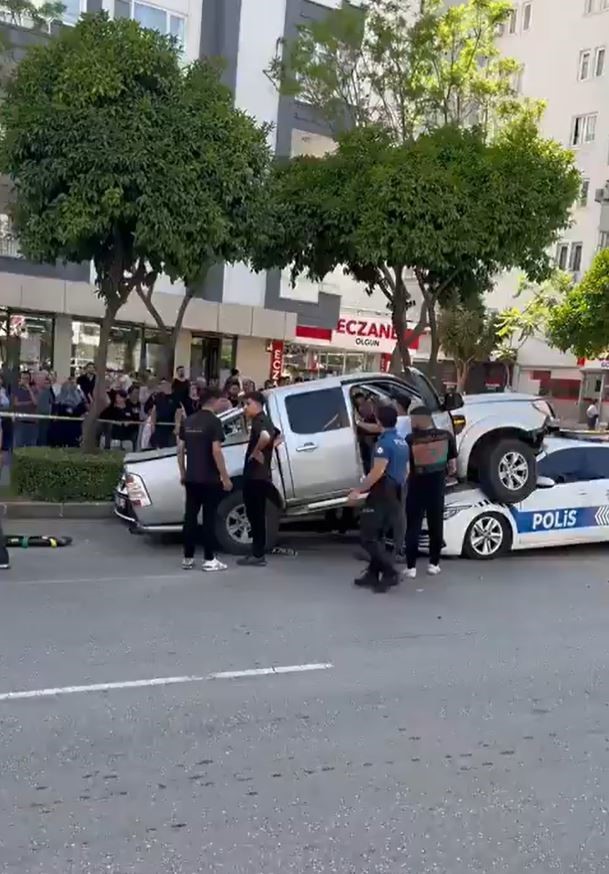 Adana&rsquo;da kamyonet polis aracının &uuml;zerine u&ccedil;tu: 2 yaralı
