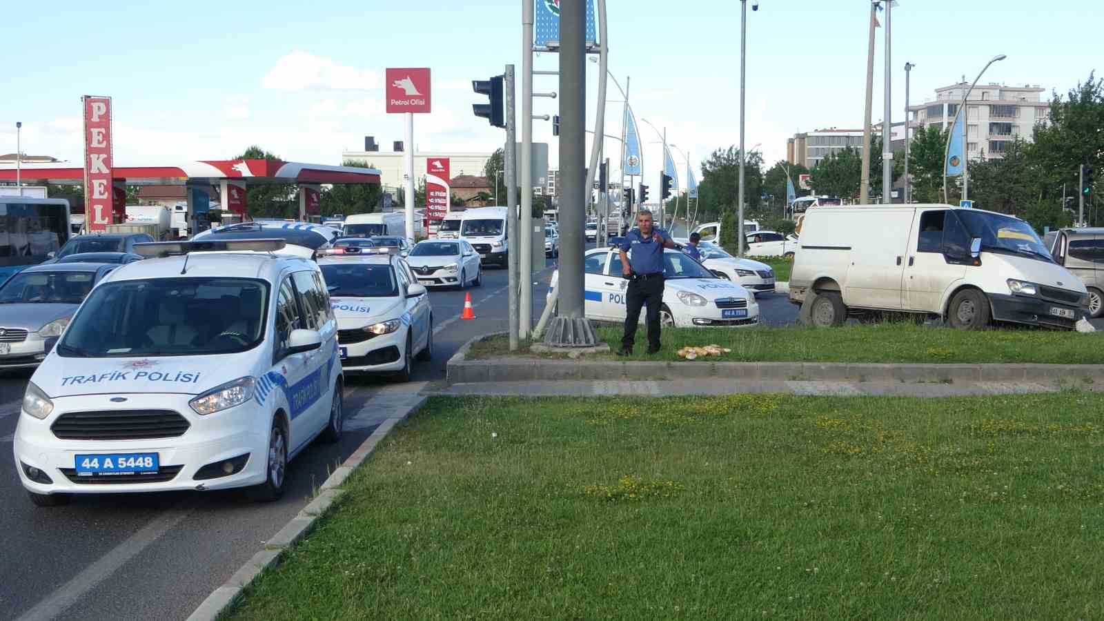 Hafif ticari ara&ccedil;la &ccedil;arpışan minib&uuml;s ref&uuml;je &ccedil;ıktı: 2 yaralı
