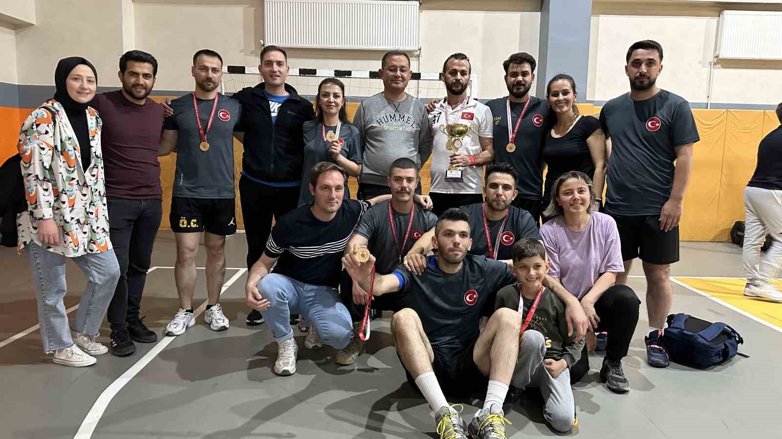 Yüksekova’da kurumlar arası voleybol turnuvasını TİM 47 kazandı