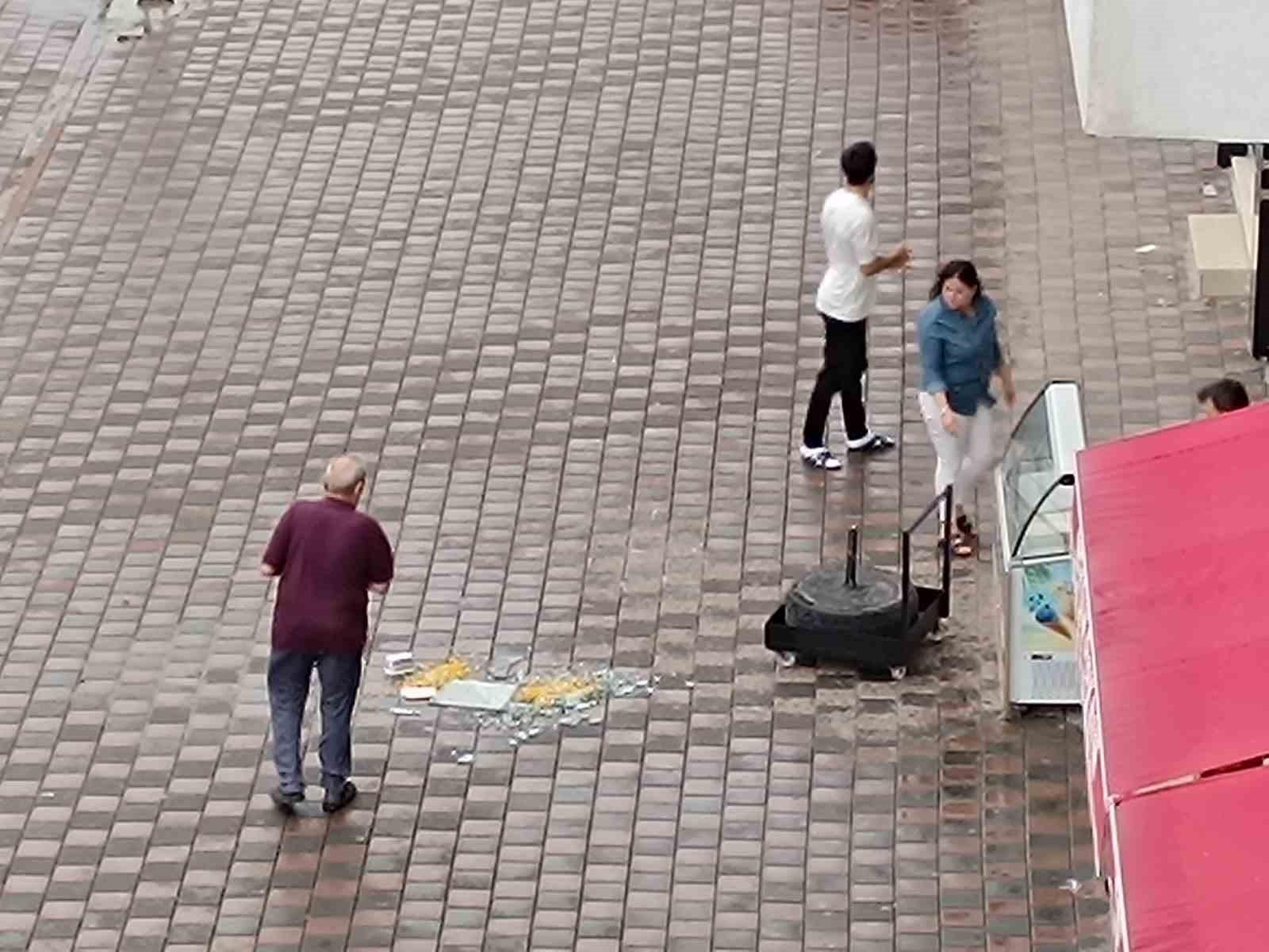 Siirt&rsquo;te şiddetli r&uuml;zgar tabelaları devirdi
