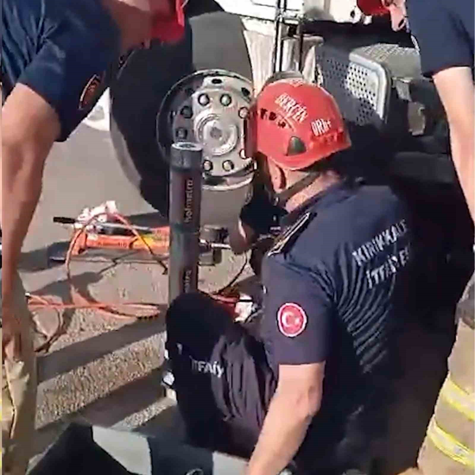 Motosiklet seyir halindeki kamyonun altına girdi, 2 genç ölümden döndü