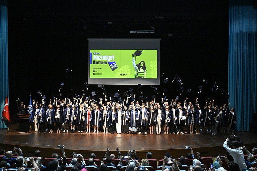 Uşak Üniversitesi 7 bin mezununu mesleki yaşama coşkuyla uğurladı