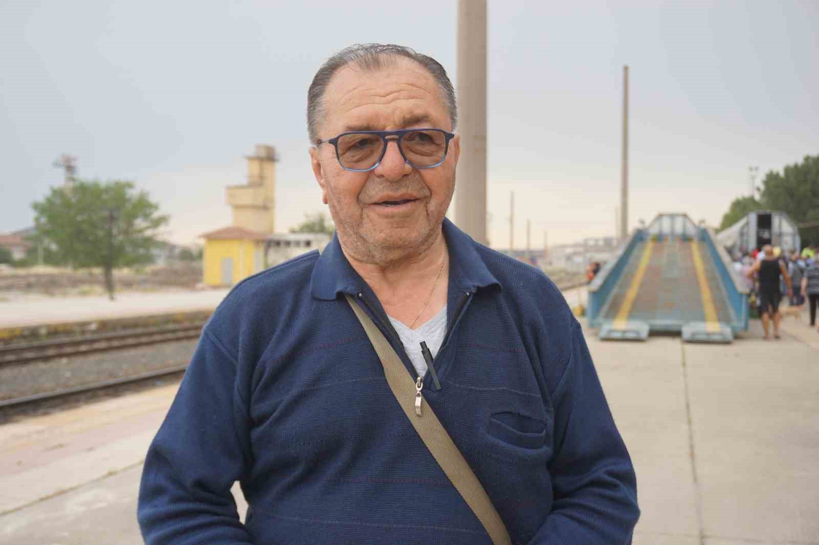 Arabalı trenle akın akın geliyorlar
