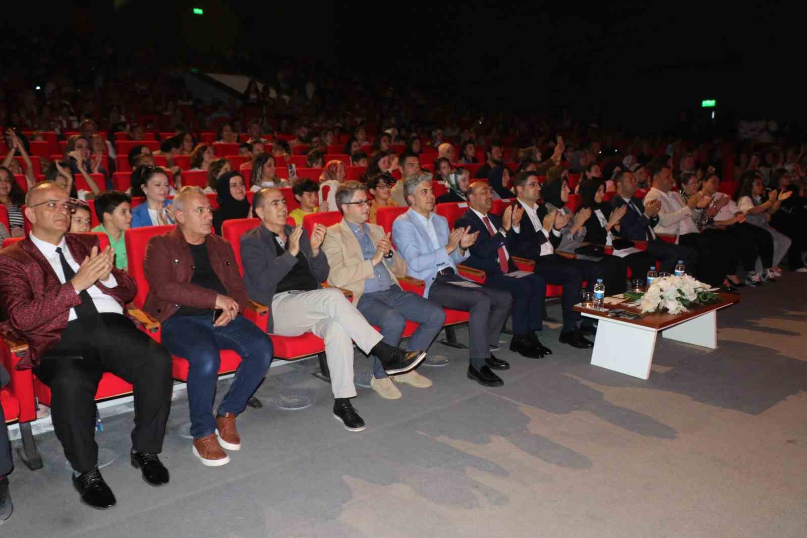 Erzincan&rsquo;da farklı meslek gruplarından insanların bir araya geldiği &ldquo;Kardeşlik Korosu&rdquo; ilk konserini verdi
