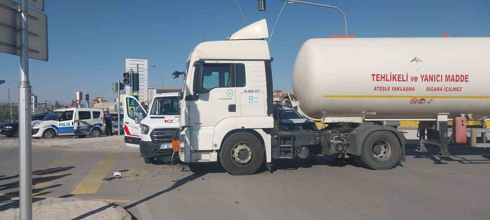 Niğde’de tır ile kamyonet çarpıştı: 1 yaralı
