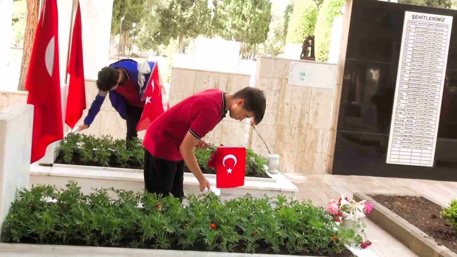 Değerlerine sahip çıkan gençlerden vatan için canını veren şehitlere anlamlı ziyaret