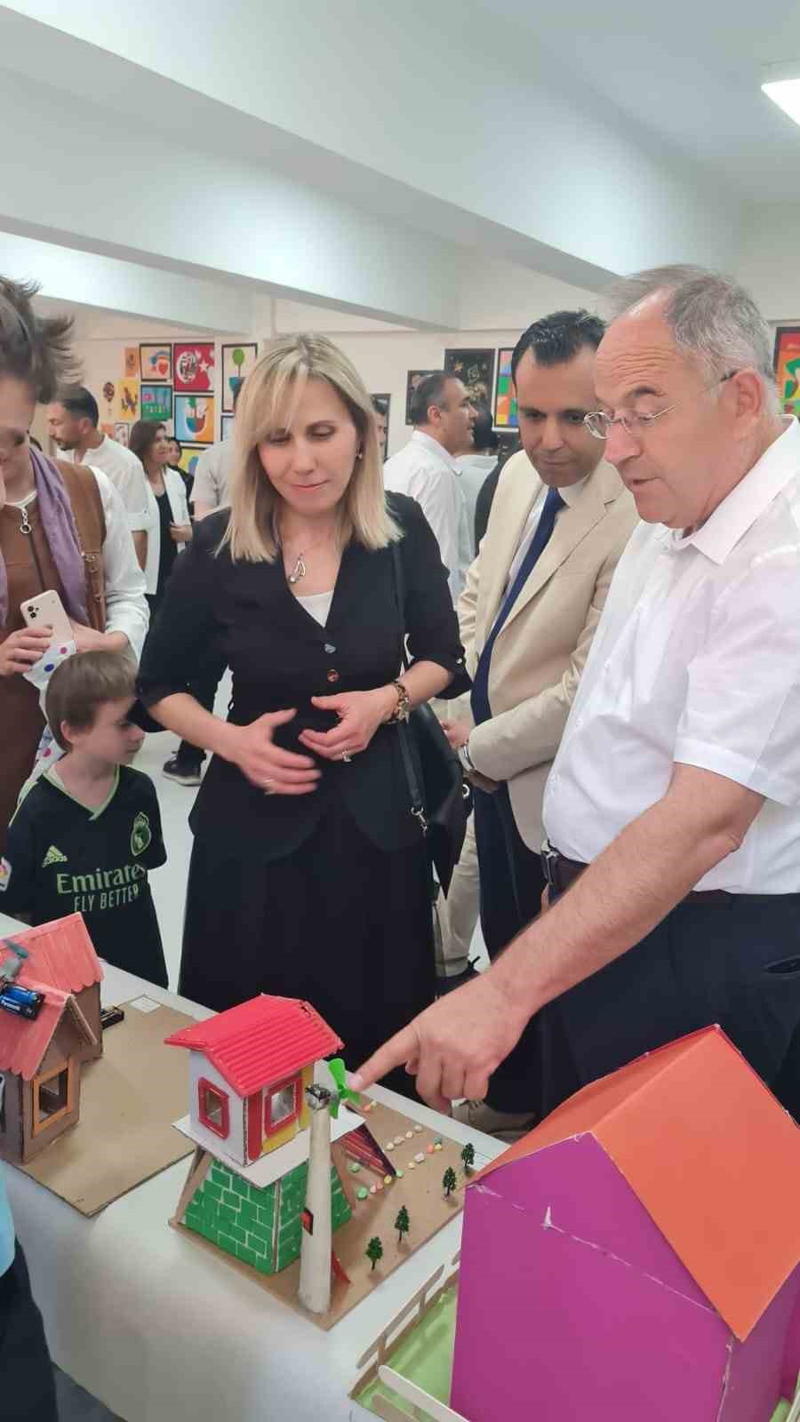 &Ouml;zlem &Ouml;zyurt Ortaokulu&rsquo;nda yıl sonu sergisi a&ccedil;ıldı
