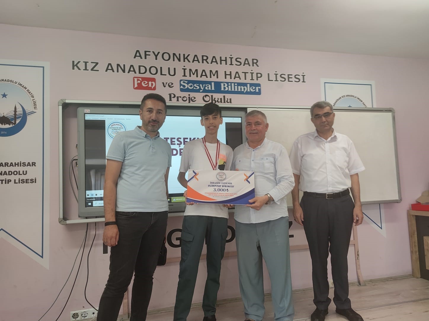 Matematik şampiyonları &ouml;d&uuml;llerini aldı
