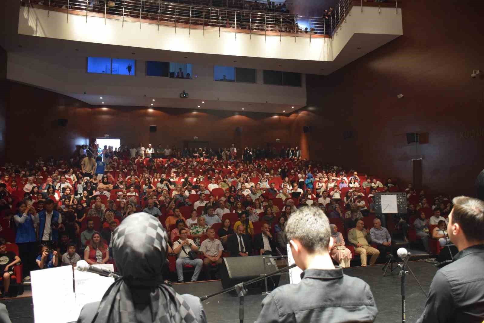 Yıl sonu gösterilerinde renkli sahneler