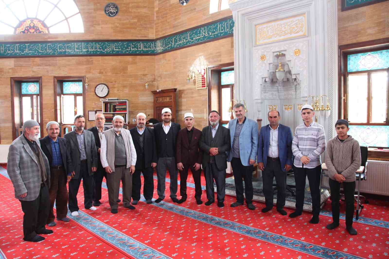 Hafız &ouml;ğrenci g&uuml;n boyu camide Kur&rsquo;an-ı Kerim okuyarak hatim indirdi
