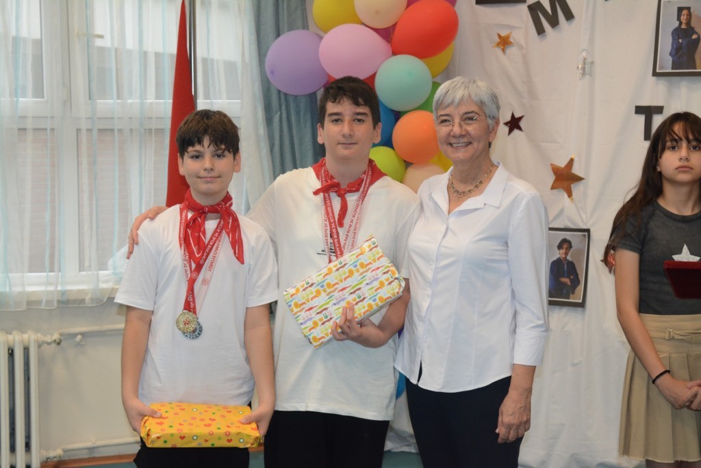 İşitme engelli &ouml;ğrenciler mezuniyet sevinci yaşadı
