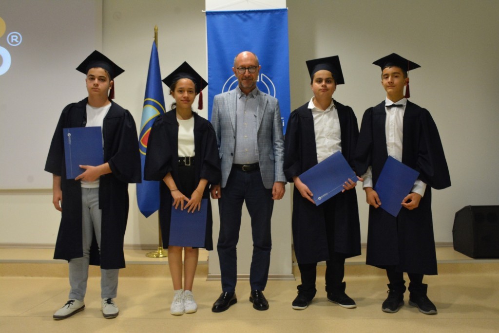 &Uuml;st&uuml;n yetenekli &ouml;ğrenciler mezuniyet sevinci yaşadı
