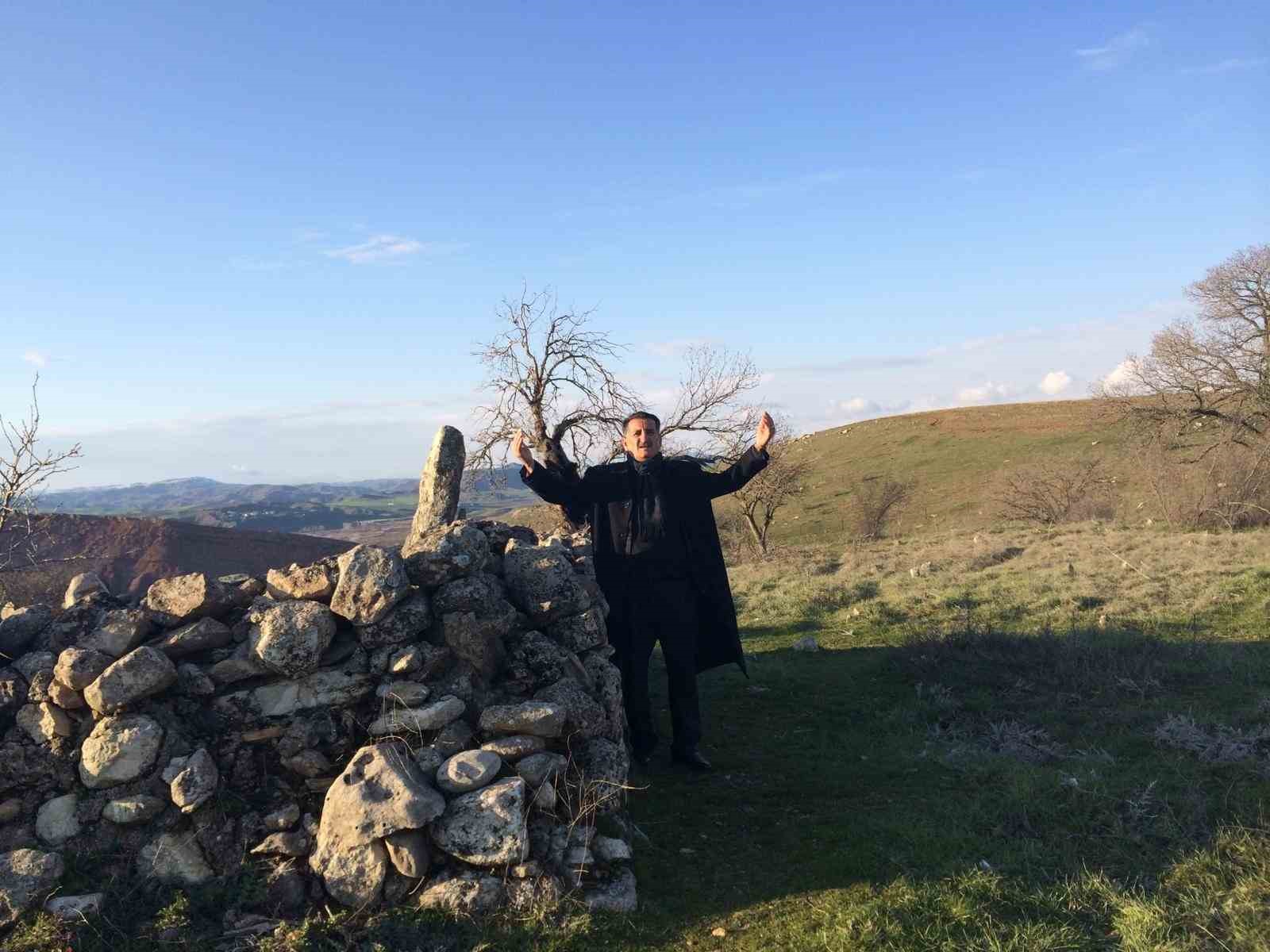 Siirt&rsquo;te restore edilen t&uuml;rbenin i&ccedil;inden başka mezarlar ortaya &ccedil;ıktı
