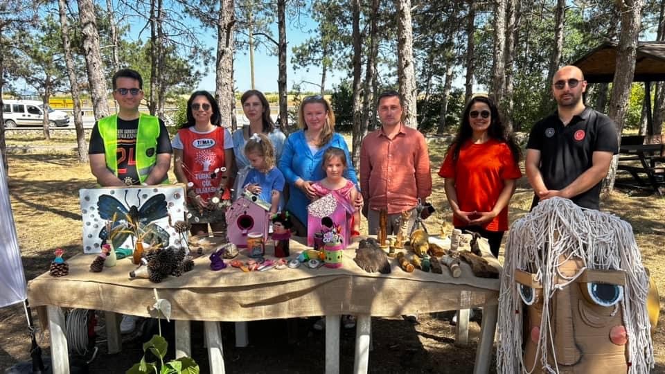 Kırklareli&rsquo;nde &ouml;ğrenciler piknik alanındaki &ccedil;&ouml;pleri topladı
