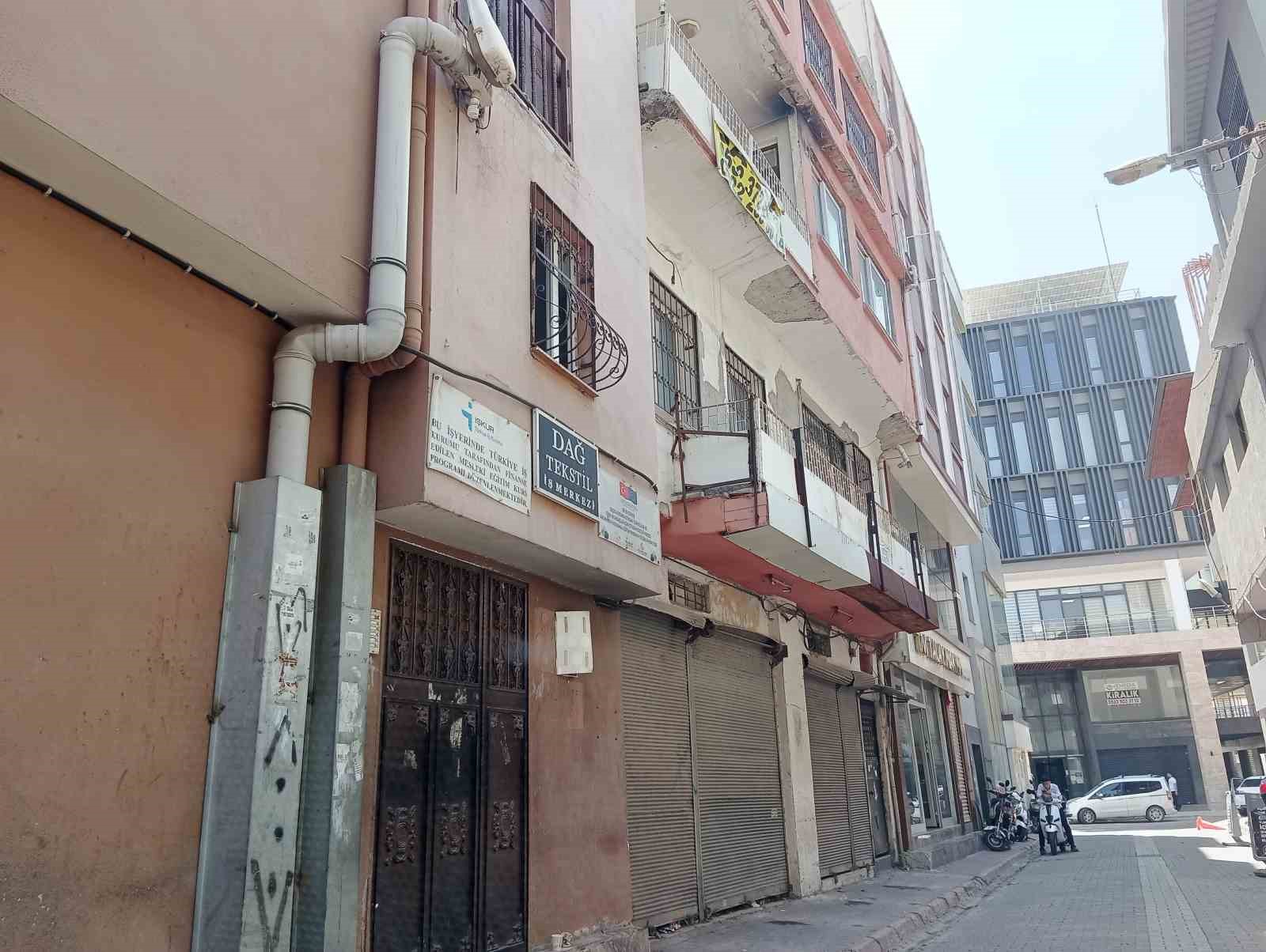 10 yaşındaki &ccedil;ocuk annesinin &ccedil;alıştığı at&ouml;lyeye gitti, asans&ouml;rde sıkışarak can verdi
