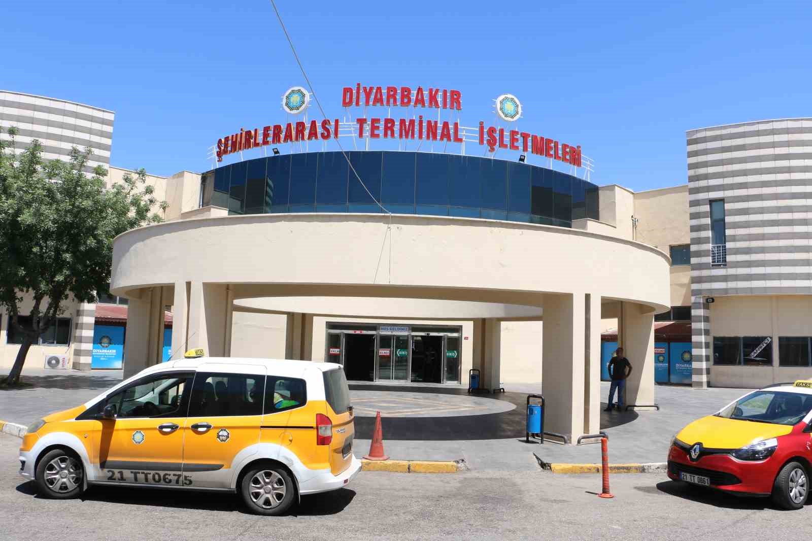 Diyarbakır Otogarı&rsquo;nda bayram i&ccedil;in geliş yoğunluğu başladı, denetimler sıklaştı
