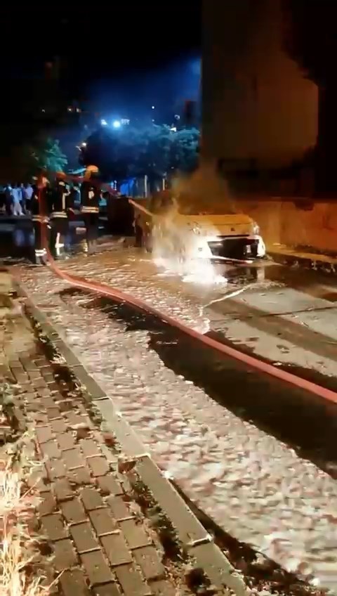 Park halindeki otomobil alev alev yandı
