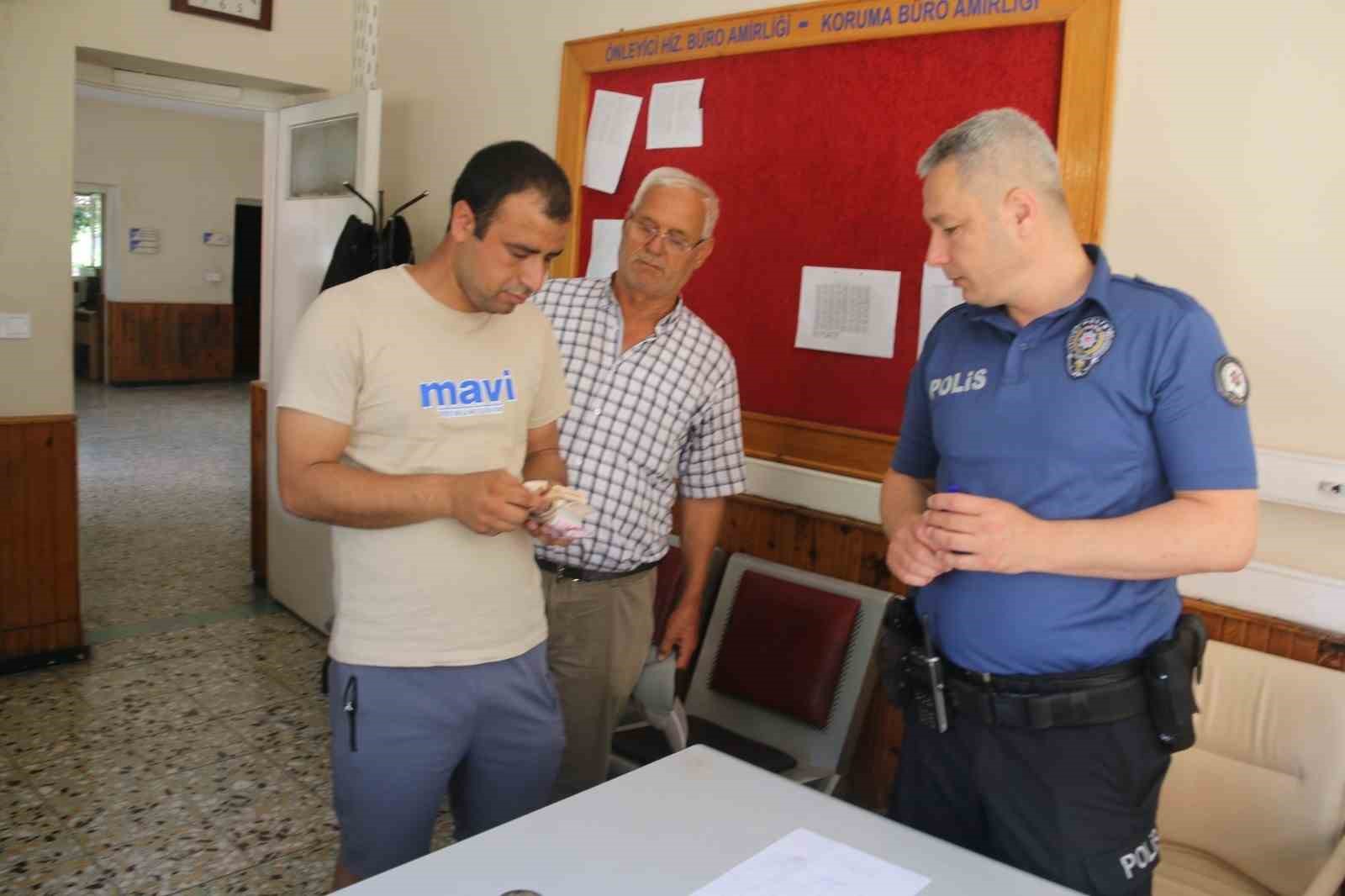 Depremzede yolda bulduğu c&uuml;zdanı polise teslim etti

