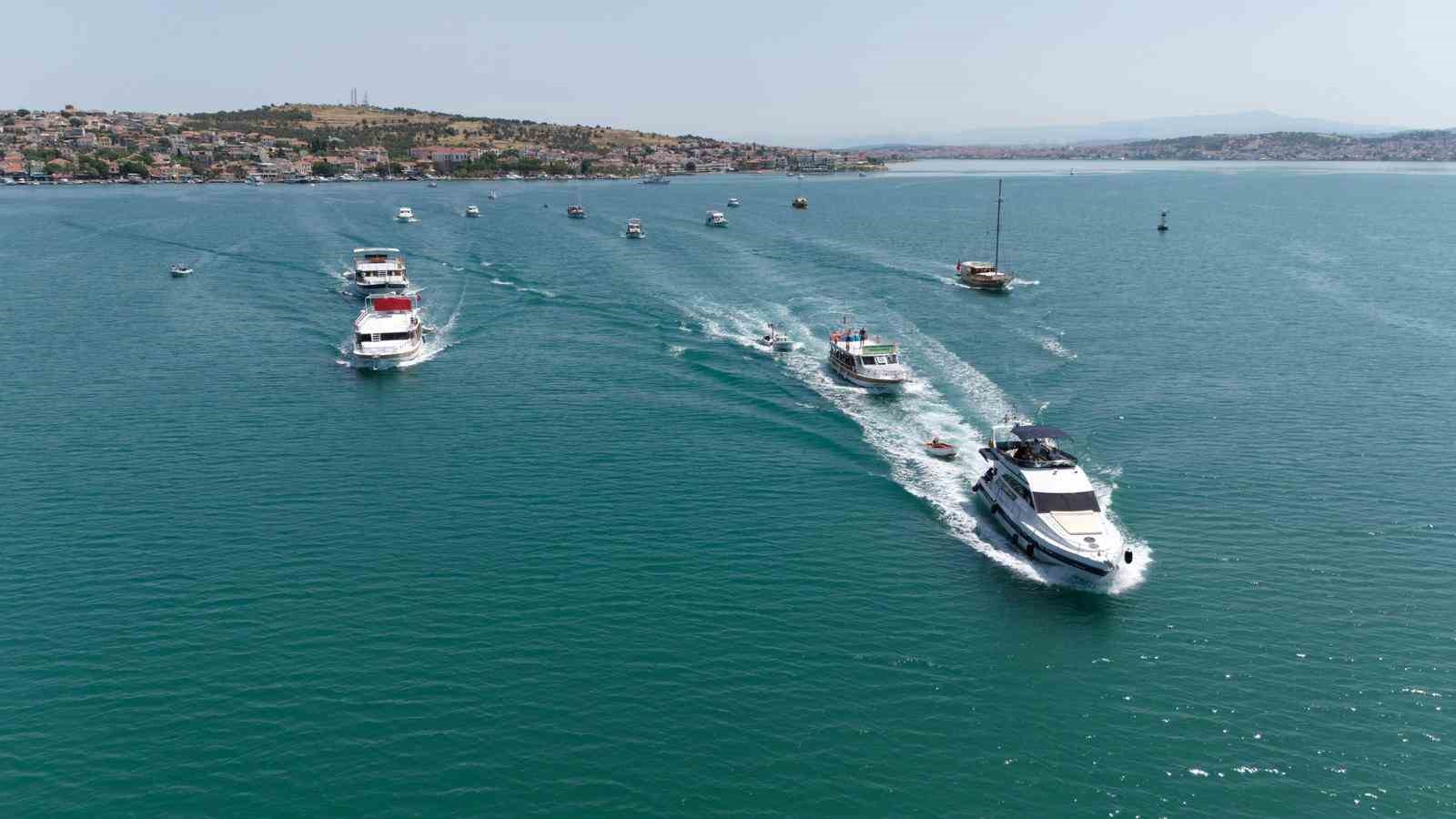 Ayvalık adalarında &ccedil;evre temizliğinde m&uuml;ltecilerden geriye kalan 7 bot enkazı &ccedil;ıkarıldı
