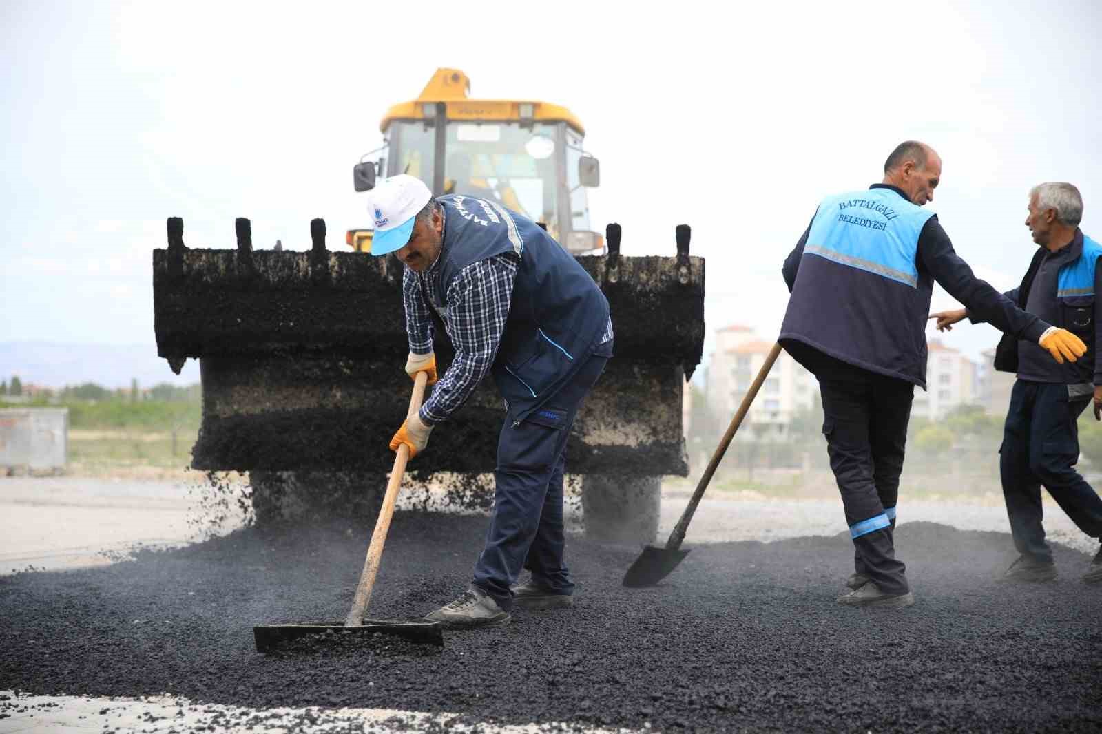 Battalgazi Belediyesi yol &ccedil;alışmalarına aralıksız devam ediyor

