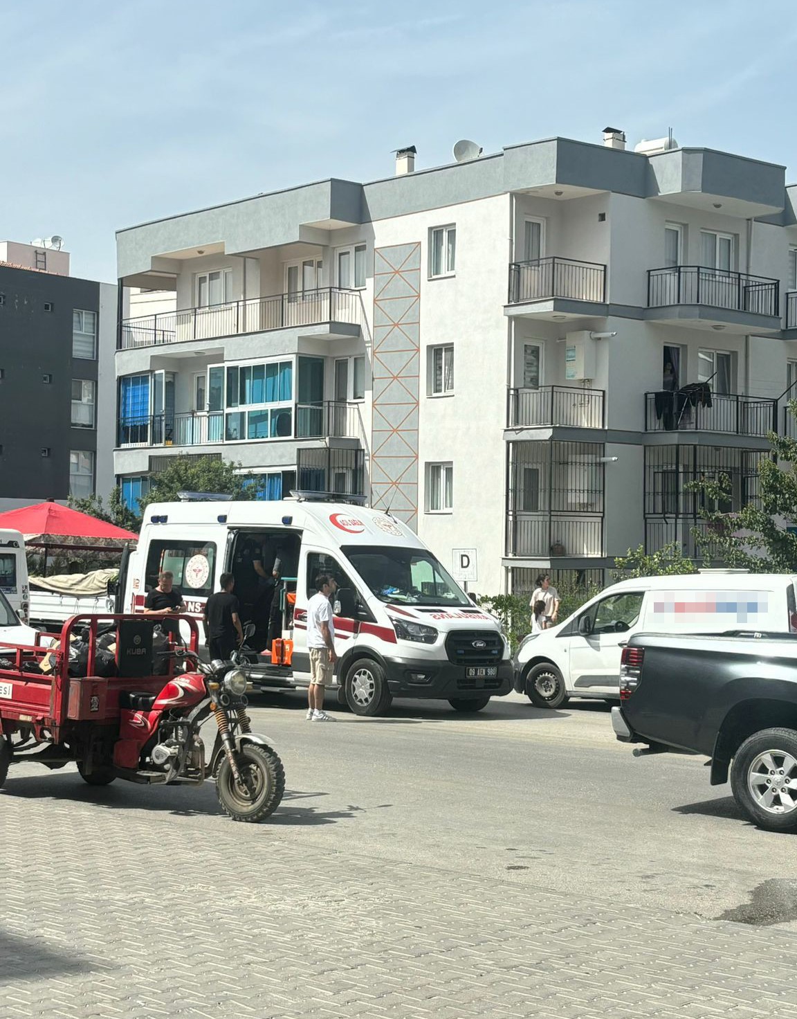 &Ouml;nce kedisini kurtardı, sonra kurtarılmayı bekledi
