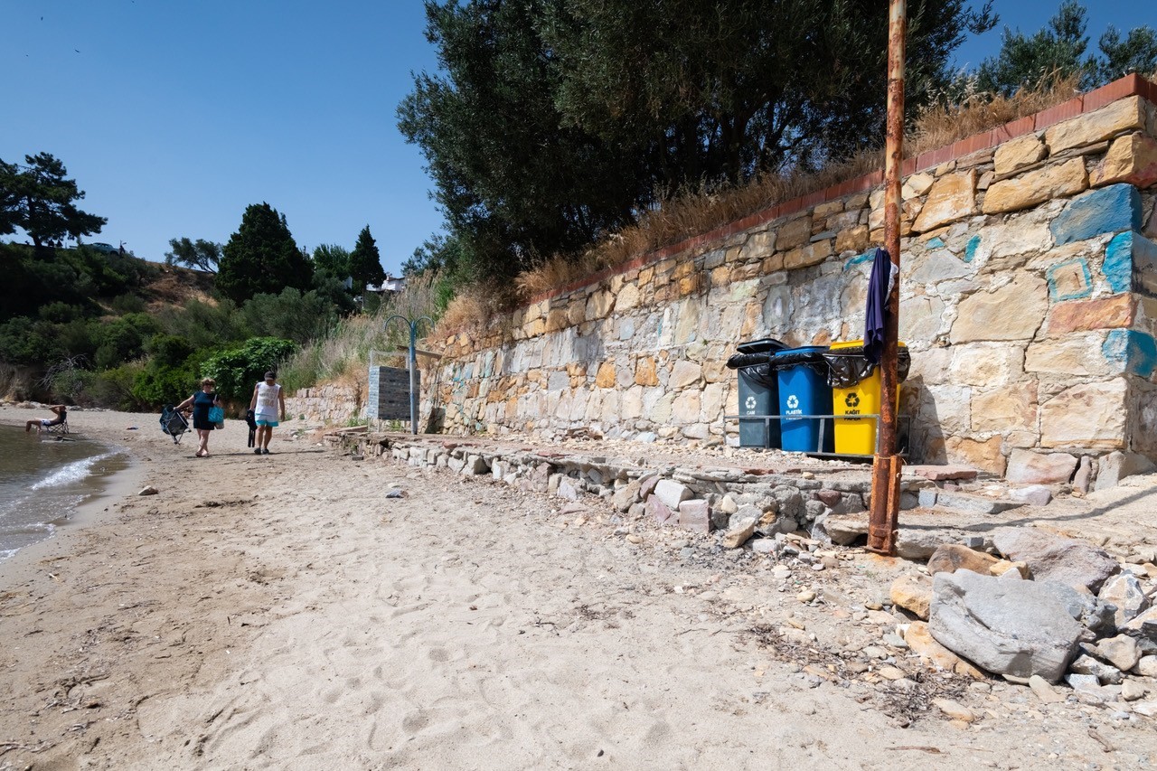 Fırtınanın vurduğu Pelitk&ouml;y İ&ccedil;meler sahili temizleniyor
