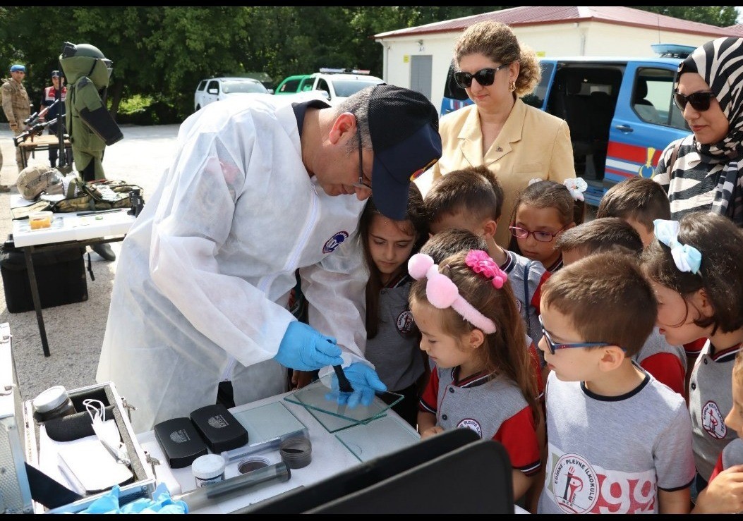 Minik &ouml;ğrenciler jandarmanın &ccedil;alışmalarına hayran kaldı
