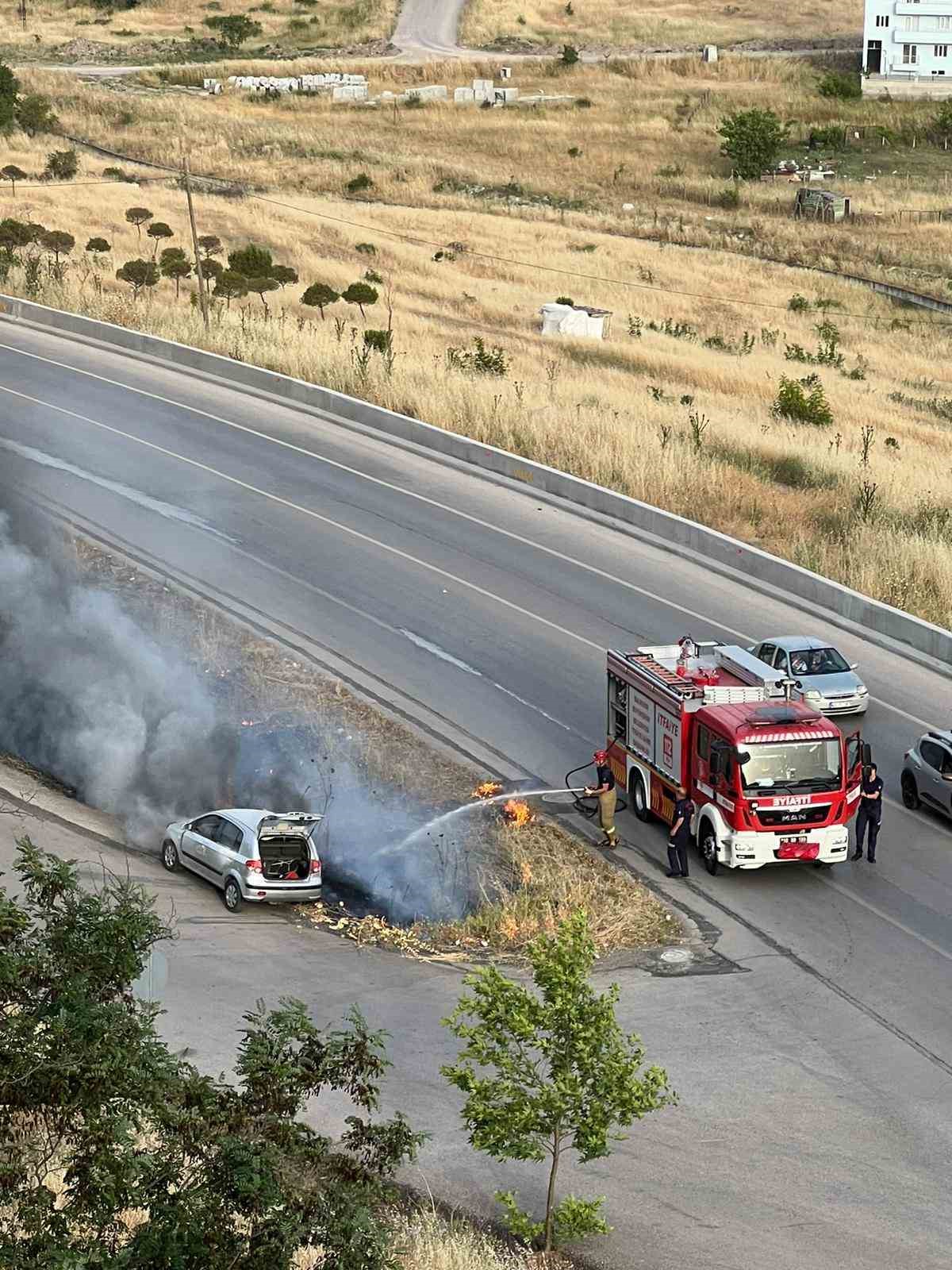 Yanan otomobil bi&ccedil;ilmeyen otları tutuşturdu, alevler huzurevini tehdit etti
