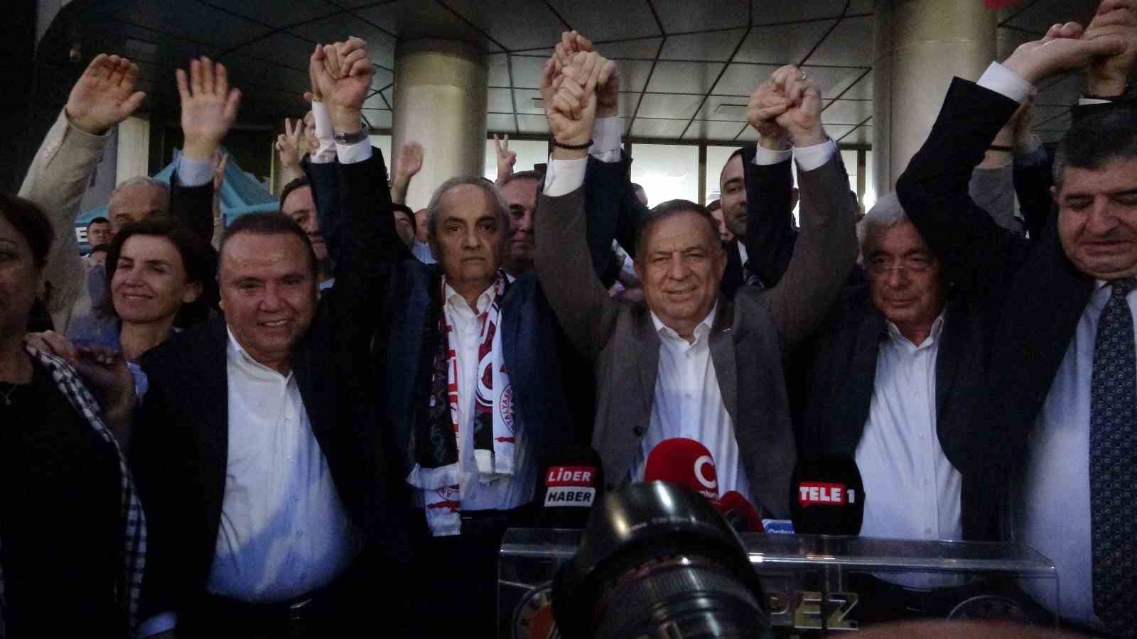 Tahliye edilen Kocag&ouml;z, &ouml;zg&uuml;rl&uuml;ğ&uuml; g&ouml;ky&uuml;z&uuml;ne beyaz g&uuml;vercin salarak kutladı
