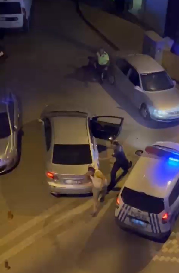 &Ccedil;anakkale&rsquo;de &rsquo;dur&rsquo; ihtarına uymayarak ka&ccedil;an otomobildeki 2 kişiye orantısız g&uuml;&ccedil; kullanan polis tutuklandı
