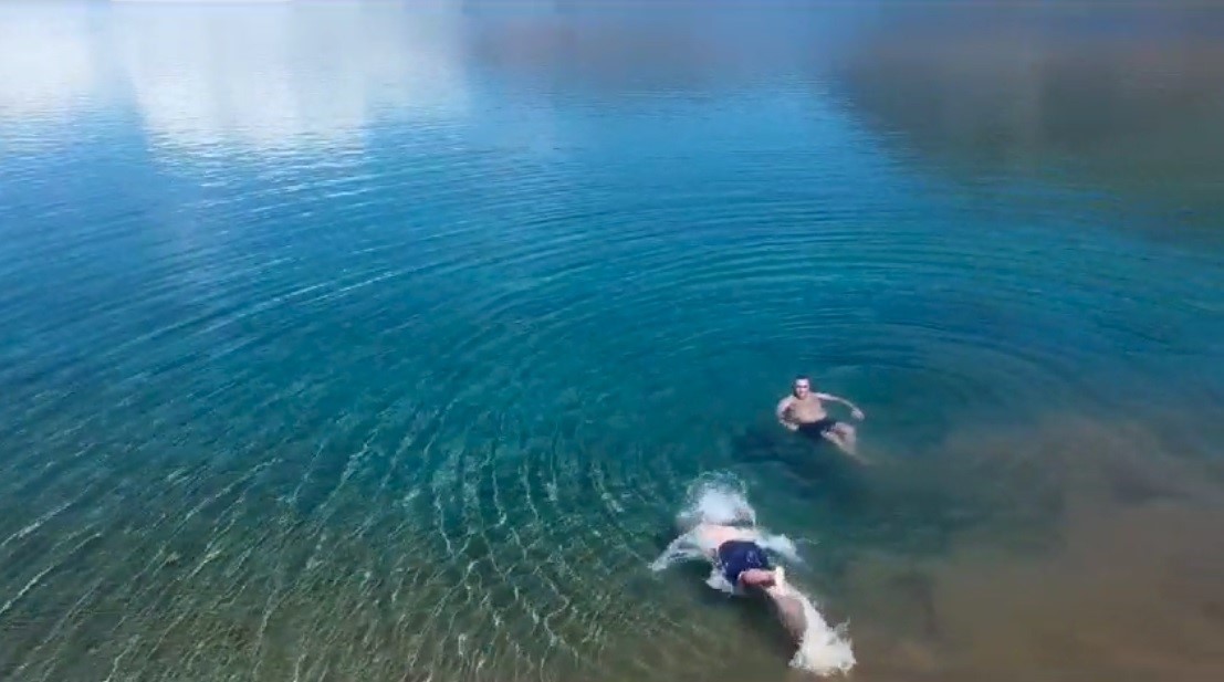 3 bin rakımda bulunan g&ouml;l&uuml;n soğuk suyunda serinlediler
