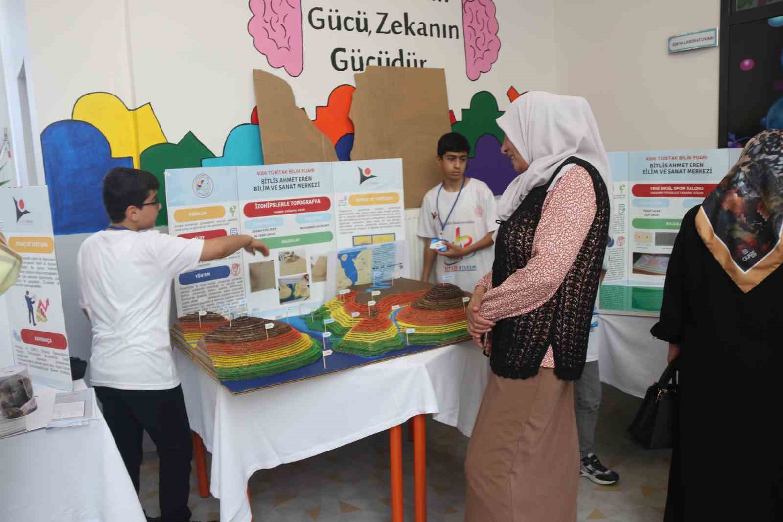 Bitlis BİLSEM&rsquo;de yılsonu sergisi a&ccedil;ıldı
