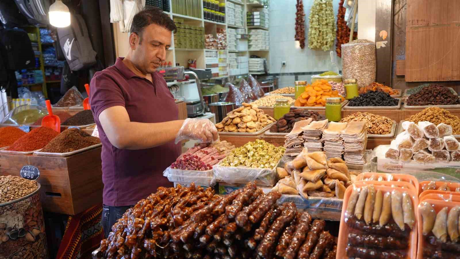 Rengarenk bayram şekerleri Gaziantep’te tezgahları süslemeye başladı
