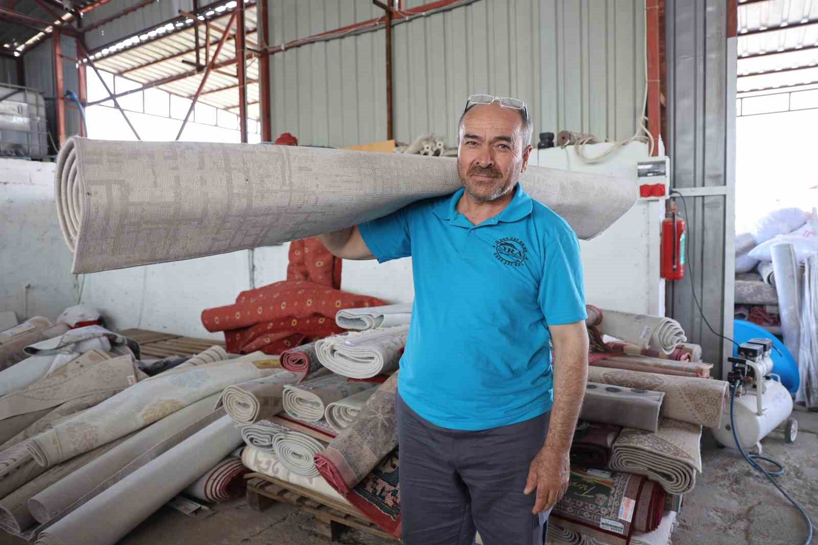 Deprem &ouml;ncesi yıkamacıya bırakılan halılar sahipsiz kaldı
