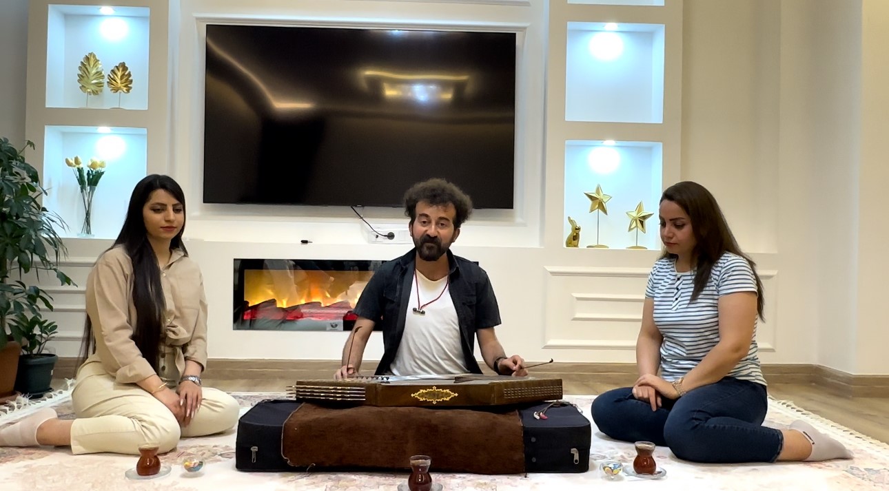 İran’dan gelen misafirler için santur çaldı