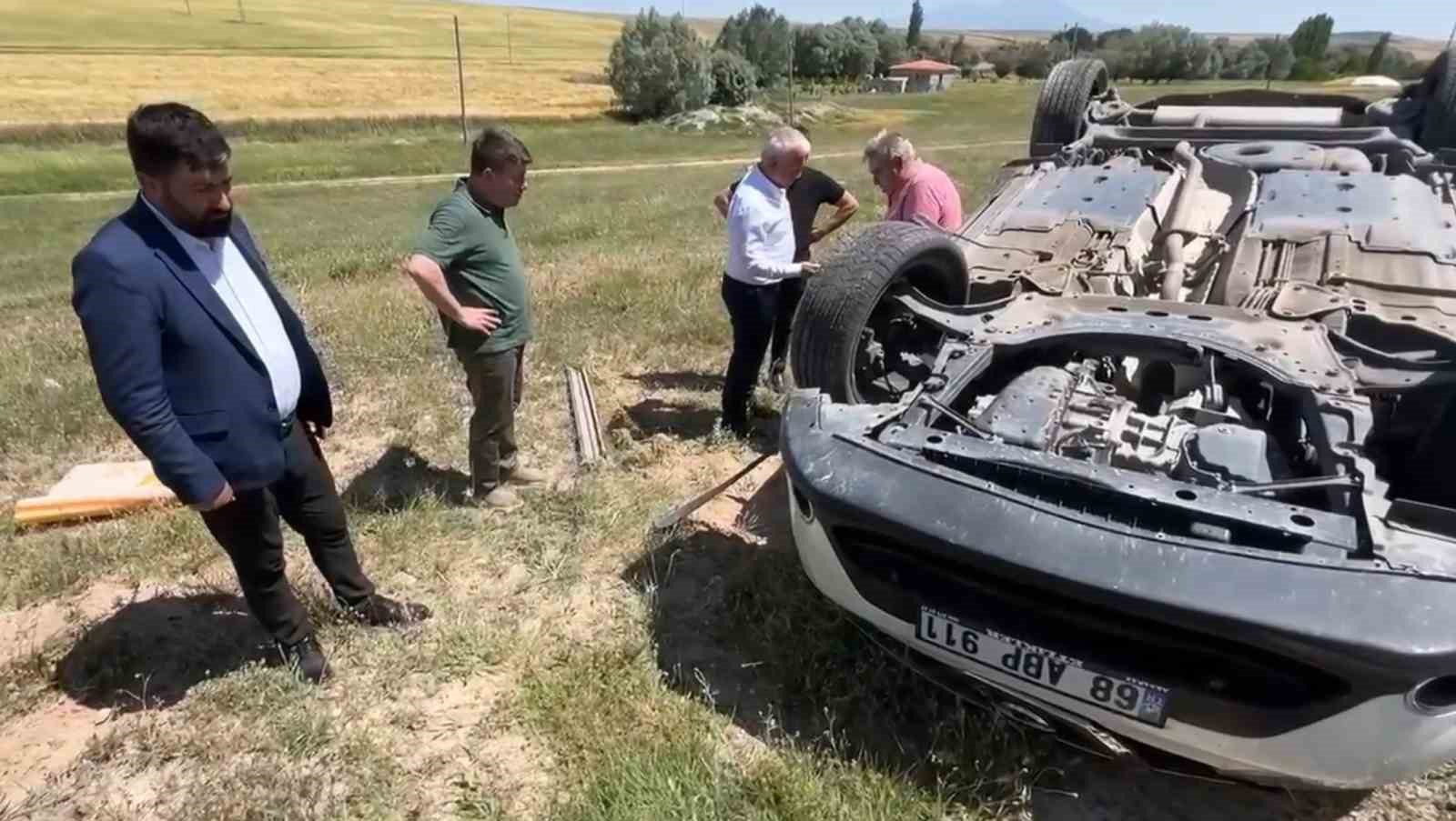 Takla atan araçtaki sürücünün yardımına vali ve başkan koştu İhlas Haber Ajansı