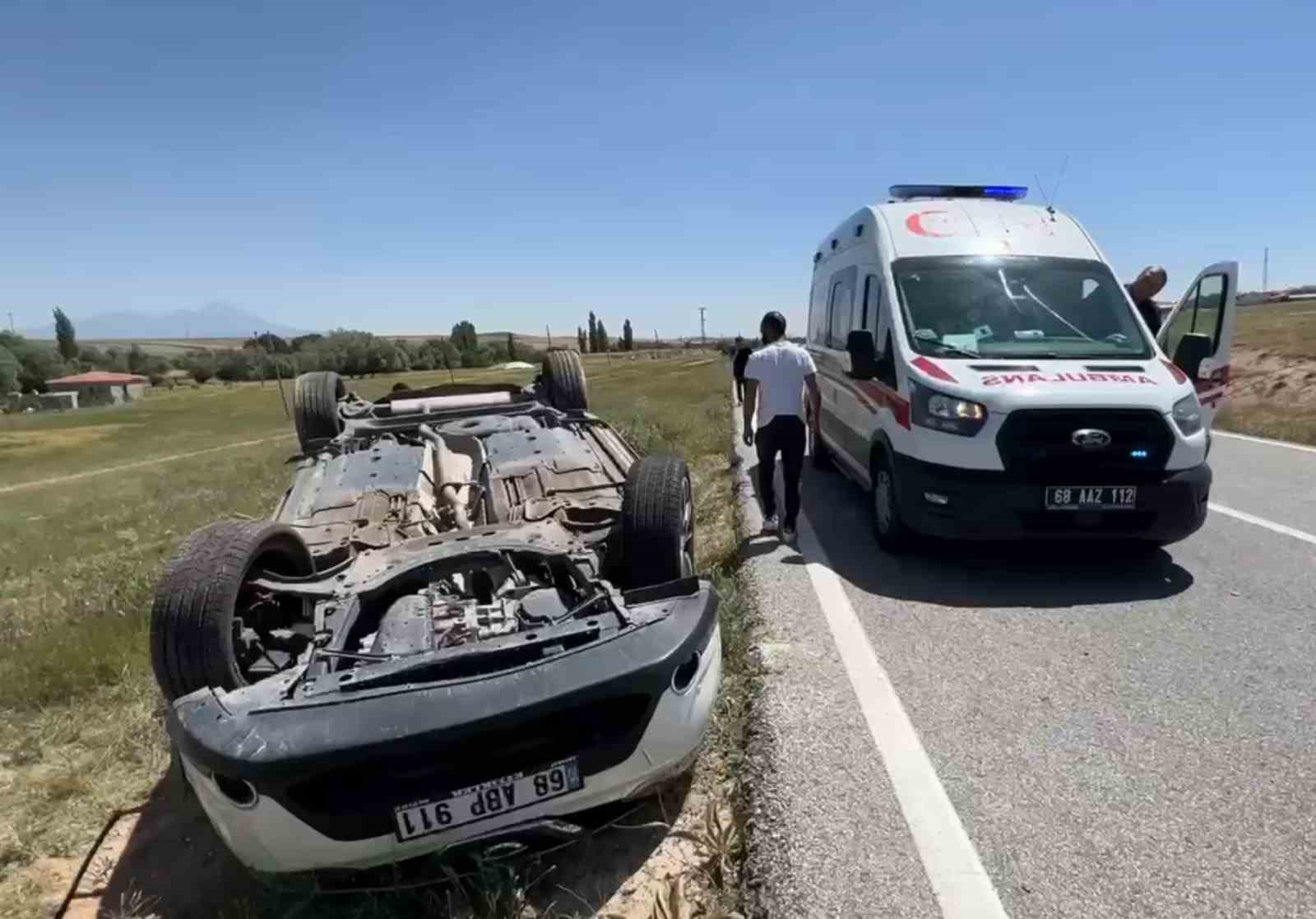 Takla atan araçtaki sürücünün yardımına vali ve başkan koştu
