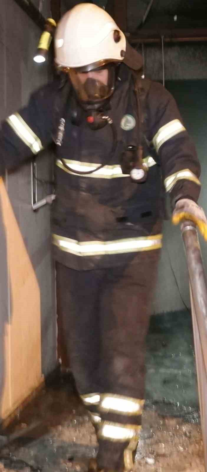 Duman saran apartmanda kalanlar zor anlar yaşadı